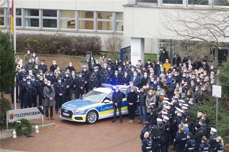 Schweigeminute vor dem Polizeipräsidium.  Foto: PP Koblenz