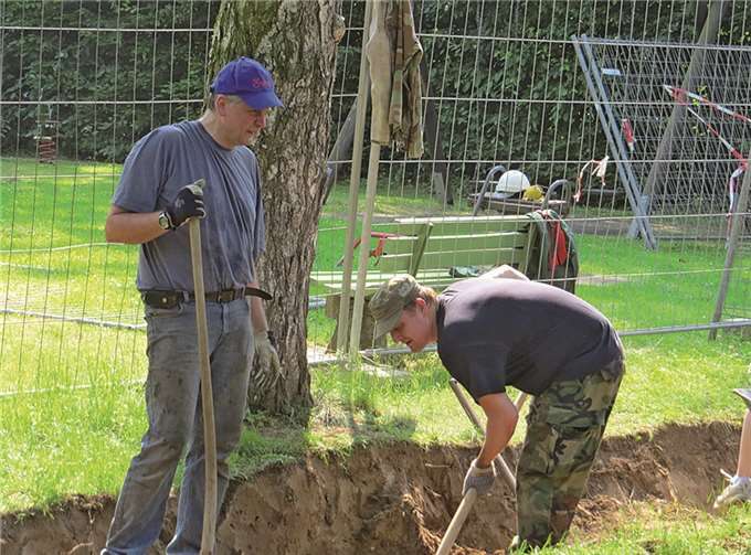 Schweißtreibender Einsatz der Kanuten für ein größeres Vereinsgelände..Privat