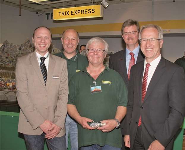 Modelleisenbahn hat nichts von ihrer Faszination verloren Schwelgten in Kindheitserlebnissen und freuten sich auch über ihr gemeinsames Hobby (v.l.): Claus Ballsieper (Produktmanager für die Firma Trix), Helmut Wasserscheid (Stellvertretender Vorsitzender Trix Express Club Deutschland e.V), Arno Hartmann (1.Vorsitzender Trix Express Club Deutschland e.V), Karl Steegmann (Modellbahnverband in Deutschland e.V.) und MdL Josef Dötsch. US