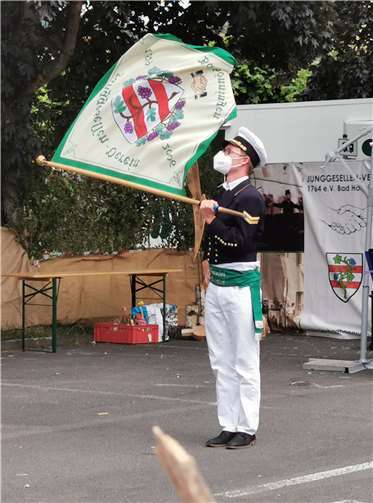 Kulturfest oder Kirmes? Schwenkfahne „Bad Hönningen 1“ Ole Röser beim Show-Schwenken am Sonntagnachmittag.