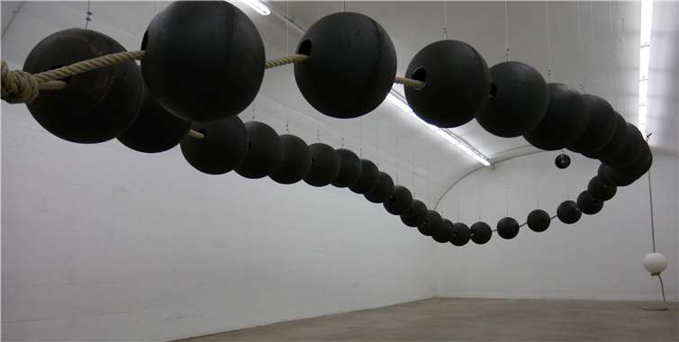 „Schwer auf den Schultern, leicht im Herz“. – Die schwarzen, zerstörenden Kugeln sind schwer, doch die eine, helle, Weiße ist die Wahrheit. Fotos: GBA