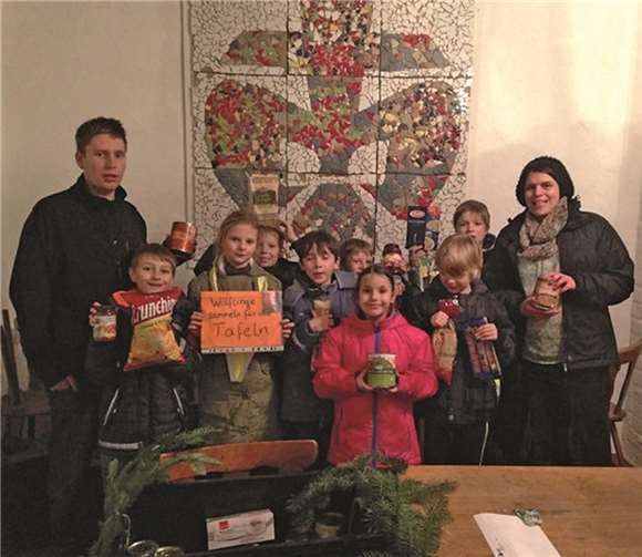 Schwer bepackt mit Lebensmittelspenden: Die Wölflinge des Stamms Antoine des Saint-Exupéry sammeln für die Tafel Rheinbach-Meckenheim.