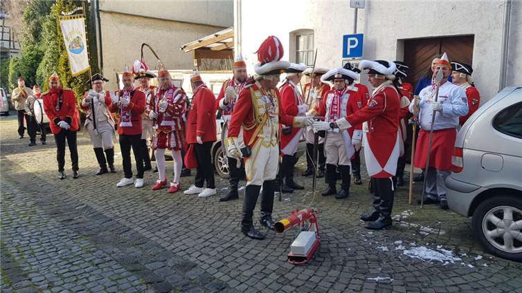 Schwer bewaffnet eröffnete das Stadtsoldatencorps Erpel unter der Führung von Stadtkommandant Markus Schmitz das Feuer.  Fotos: Daniela Simon