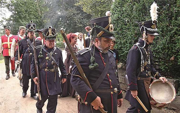 „Schwer bewaffnet“ kam diese Truppe daher.