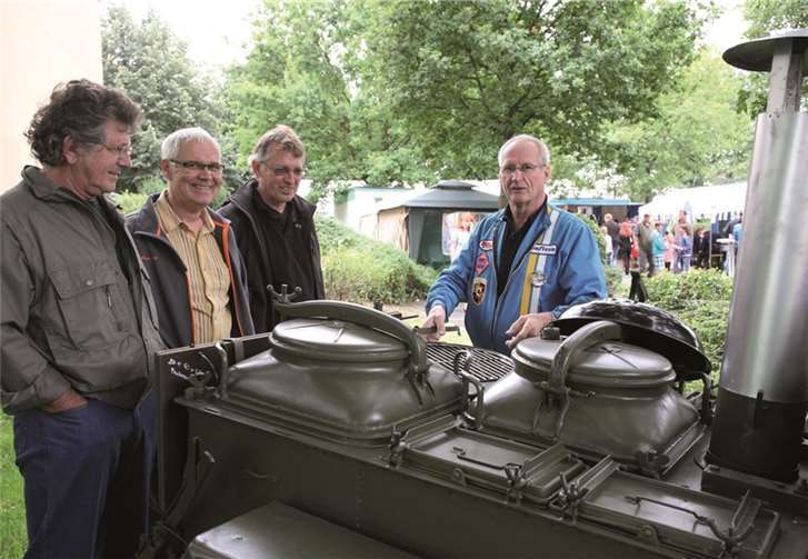 Schwer gefachsimpelt wurde an einer Gulaschkanone aus alten DDR-Beständen. STF