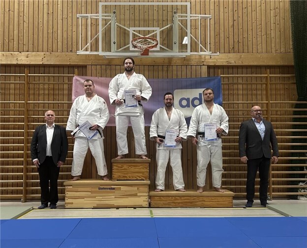 Schwer gekämpft - Robert Rockenfeller (3. v.r.) bei der Siegerehrung.  Foto: privat