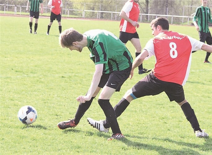 Schwer machte es die Reserve von Germania Urbar der SpVgg Bendorf. Der Titelfavorit siegt am Ende knapp mit 2:1. Nach einer schnellen 2:0-Führung der Gastgeber machten es die Germanen den Grün-Schwarzen schwer unterlagen aber am Ende knapp mit 1:2. -TH-