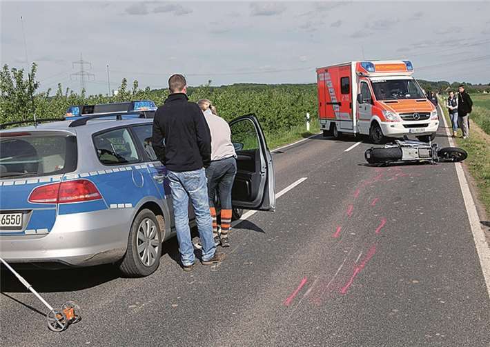 Schwer verletzt wurde der Fahrer dieser Harley-Davidson bei einem Unfall auf der Landstraße zwischen Adendorf und Arzdorf. Der 46-jährige Mann aus Alfter musste mit dem Rettungshubschrauber in das Unfallkrankenhaus Köln gebracht werden. VJ