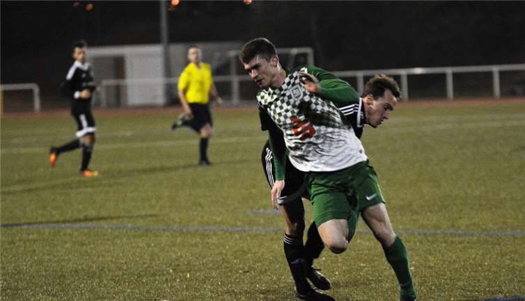 Schwer vom Ball zu trennen waren die Kicker der SG Mülheim-Kärlich beim SV Windhagen. Am Ende siegten die Gäste bei ihrem letzten Auftritt 2016 mit 5:1. -TH-