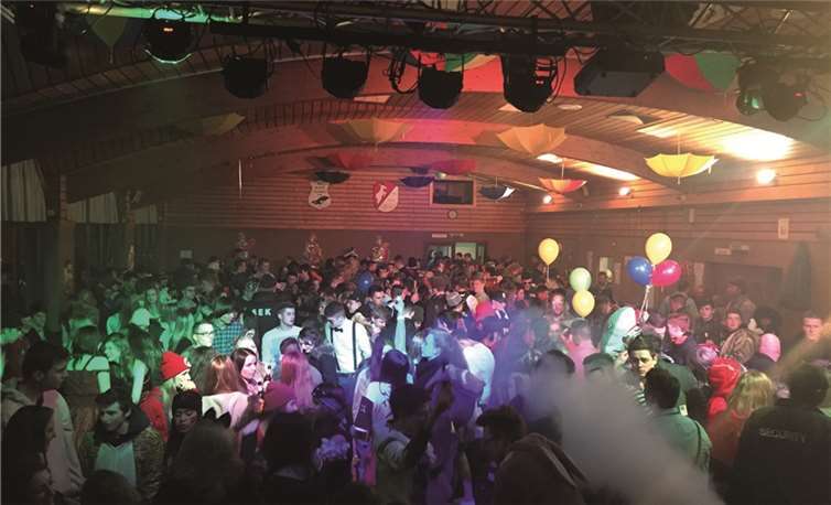 Schwerdonnerstag in der Gemeindehalle in Bell. Privat