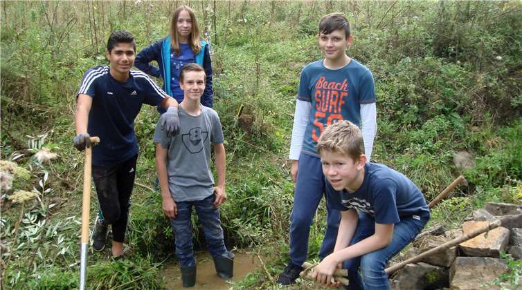 Schwere Arbeit verrichteten die 25 Schülerinnen und Schüler am Bach.Winfried Sander