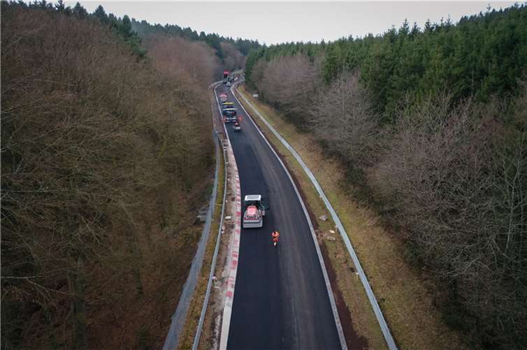 Schwere Baufahrzeuge statt Rennboliden. Fast jeden Winter stehen am Nürburgring Bauarbeiten an, um in der Saison den unterschiedlichsten Fahrzeugen beste Bedingungen zu bieten.  Foto: Nürburgring
