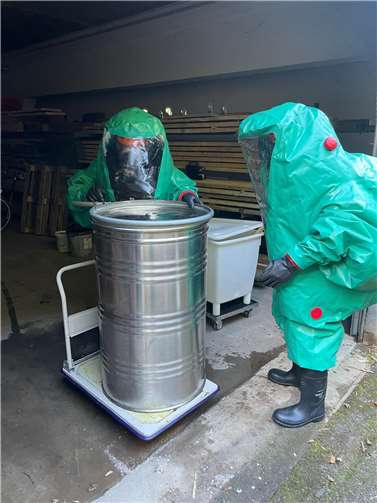 Schwere Chemikalienschutzanzüge kamen zum Einsatz.