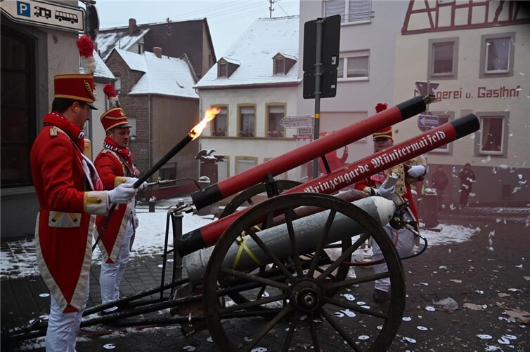 Schwere Geschütze wurden aufgefahren.