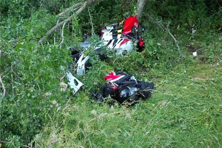 Schwere Verletzungen trug der Fahrer dieses Motorrades beim Unfall gestern auf der B 258 bei Virneburg davon. Fotos: PI Adenau