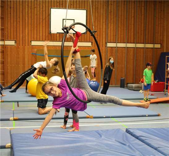 Schwerelose Momente konnten die Kinder bei der Zirkusartistik erleben.