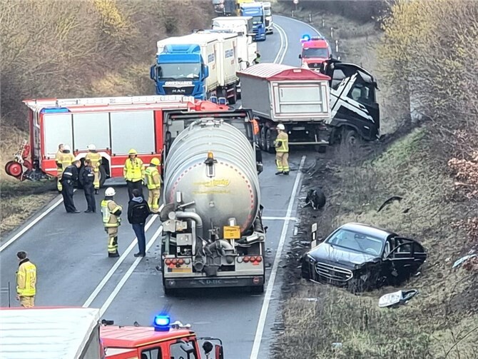 Schwerer Verkehrsunfall auf der B 262: Zwei Lkw und ein Pkw kollidieren.
