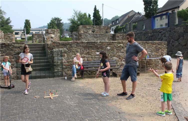 Schwerer als gedacht erwies es sich, die Kordelringe über Holzstäbe zu werfen.  DL
