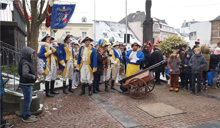 Schweres Geschoss hatten die Angreifer vor dem Rathaus aufgefahren.