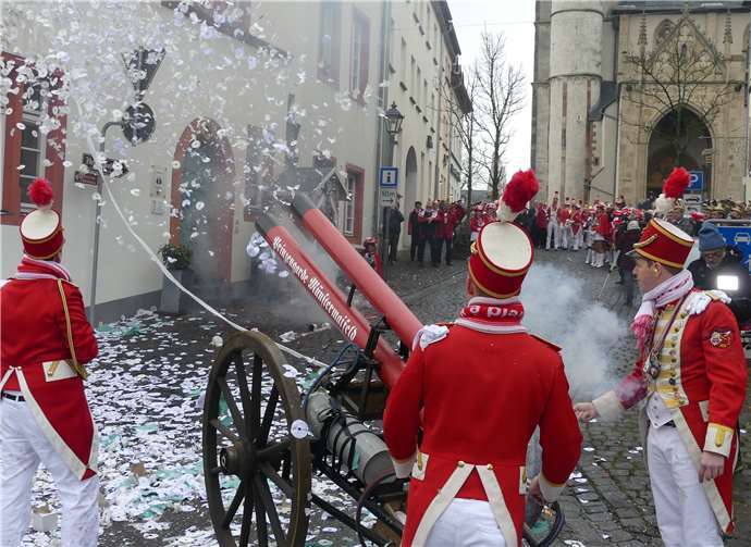 Schweres Geschütz hatte die rot-weiße Streitmacht aufgefahren und setzte das Rathaus unter närrischen Dauerbeschuss.