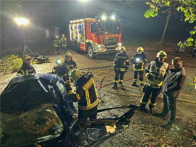 Schwerverletzte aus eingeklemmtem PKW gerettet.