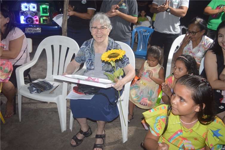 Schwester Adelgard Zimmer (ADJC), die zusammen mit der Lehrerin Lucilene da Silva Lima das Bildungs- und Betreuungsprogramm in der Casa Margarete leitet, wurde als Dank für ihre unermüdlichen Dienste mit einem Geschenk überrascht.