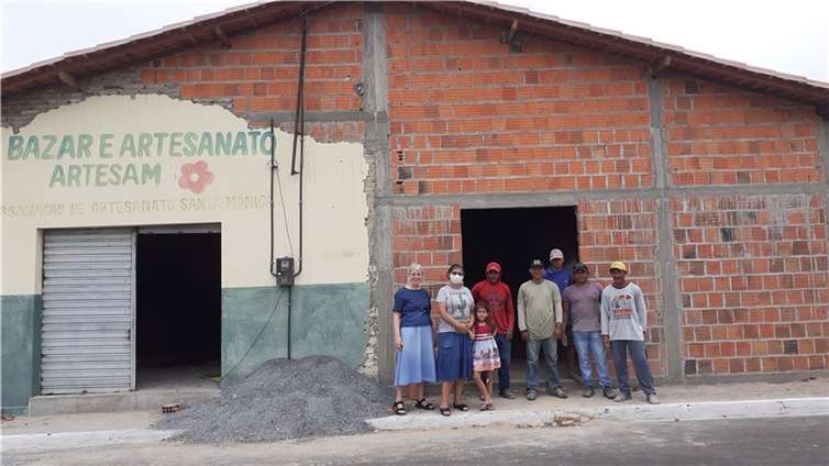 Schwester Adelgard (ganz links) und Lucilene da Silva Lima mit dem Bautrupp vor dem Rohbau des neuen Katharina-Kasper-Zentrums, das sich an die bestehende Bazarhalle anschließt.