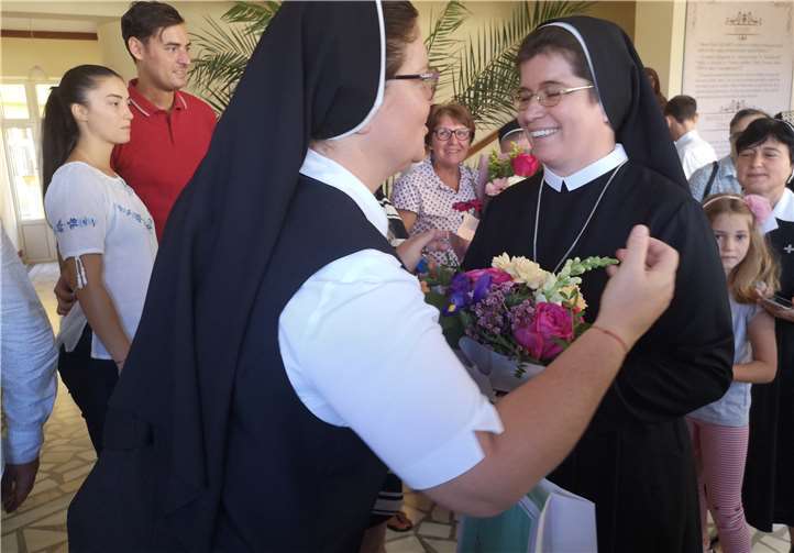 Schwester Alfonsa nimmt Glückwünsche zum Ordensjubiläum entgegen. Foto: Dekanat Andernach Bassenheim