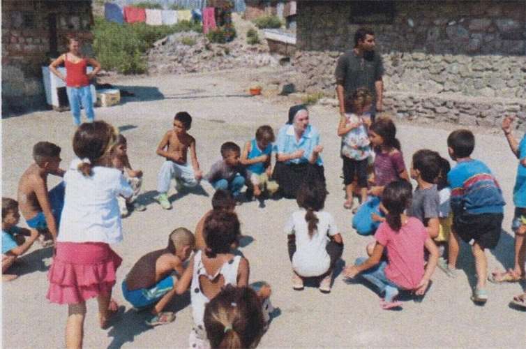 Schwester Bernadetta im Spiel mit Kindern aus den Slums in Secovce in der Ostslowakei. privat