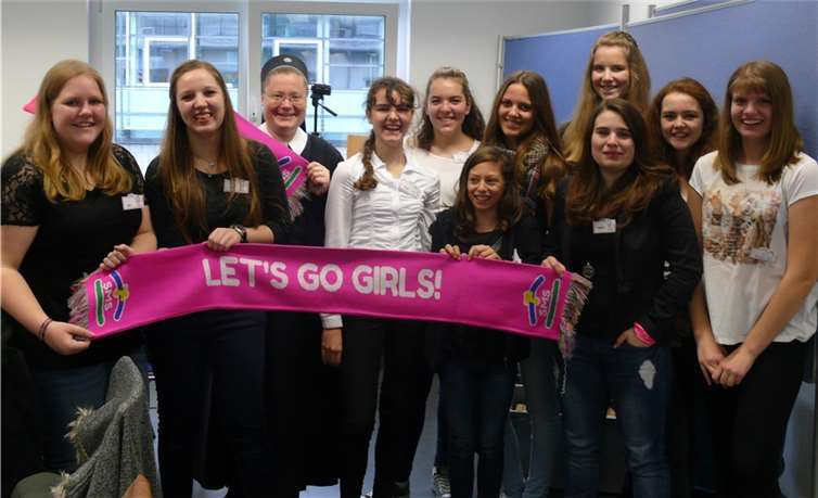 Schwester Christamaria und die beiden Teams #TechPink und #TechBlack.Privat