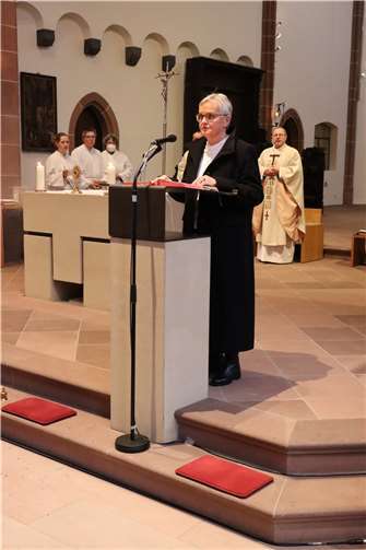 Schwester Edith-Maria Magar, die Generaloberin der Waldbreitbacher Franziskanerinnen und Vorsitzende der Interfranziskanischen Arbeitsgemeinschaft (INFAG), begrüßte die Gäste des Gottesdienstes in der Liebfrauenkirche der Kapuziner in Frankfurt/Main, die zum Auftakt des Jubiläums gekommen waren.  Foto:Andrea Schulze
