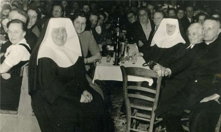 Schwester Gisberta und Pfarrer Wilhelm Zils im Kreis der Kärlicher kfd.Fotos: privat