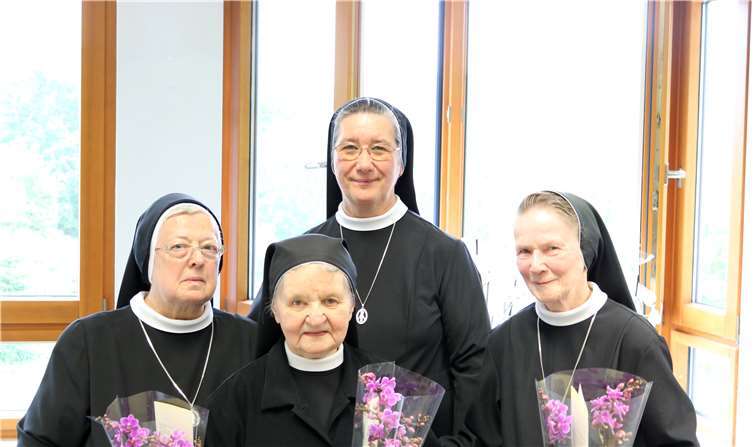 Schwester Hedwiges, Schwester Franziska, Provinzoberin Schwester Cordula und Schwester Stephania bei der Verabschiedung.privat