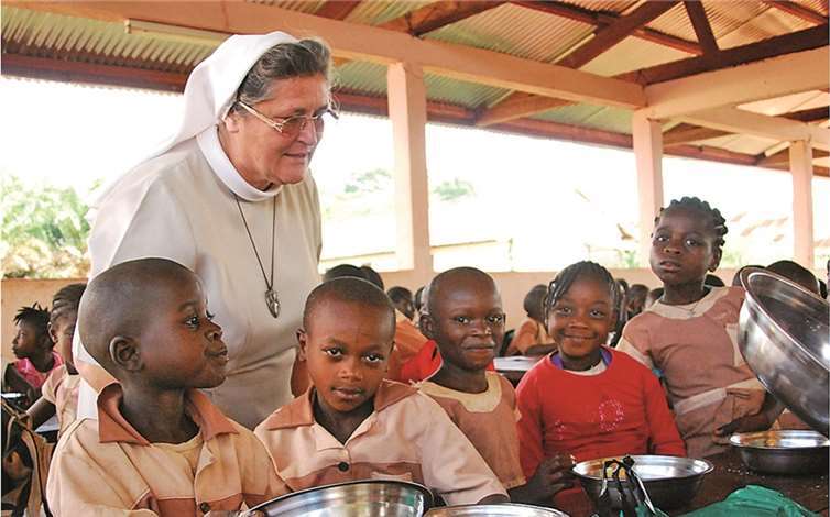 Schwester Immakulata mit Kindern im Oratorium des Kinderheimes in Nguelemendoka. privat