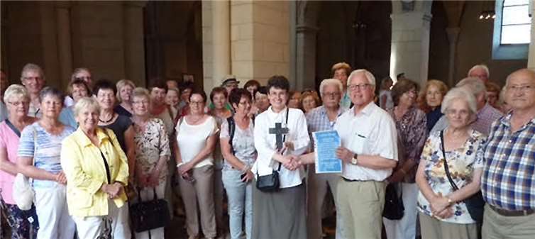 Schwester Kristien, die auch die Führung durch den Dom leitete, nahm das Kreuz in Empfang. Karl Peter Kauer, Senioren-Union