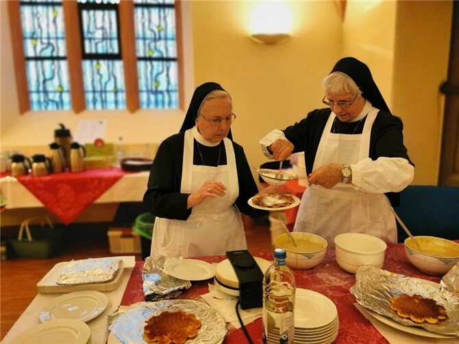 Schwester M. Alice (links) und Schwester M. Oswalda backen Waffeln bei Missionsbasar.  Foto: Christine Dlugosch