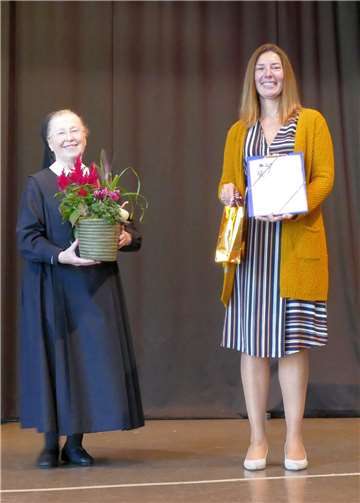 Schwester M. Antonja und Jennifer Weber mit der Ernennungsurkunde. Foto: privat