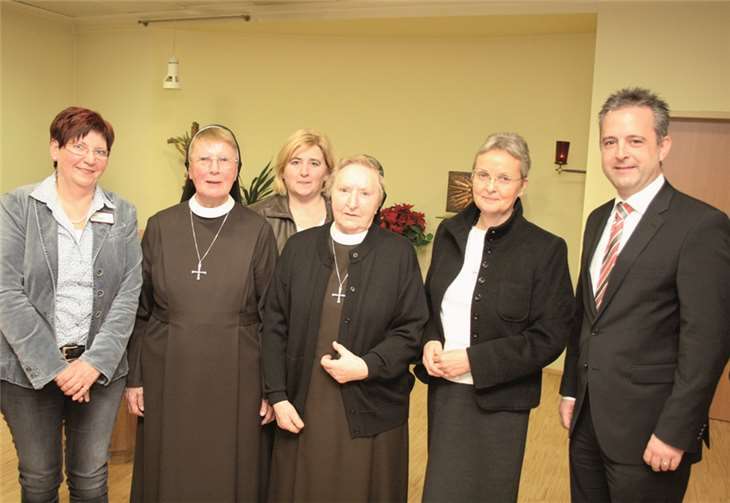 Schwester M. Eleonore (3. von rechts) und Schwester M. Hedwig (2. von links) wurden am vergangenen Dienstag herzlich aus dem Alten- und Pflegeheim St. Martin verabschiedet. Mit dabei Schwester Edith-Maria Magar, die Generaloberin der Waldbreitbacher Franziskanerinnen (2. von rechts), Heimleiterin Margot Herzog-Sauer (links), Pflegedienstleiterin Christa Reiff (3. von links) und Geschäftsführer Marc Gabelmann. Heribert Frieling