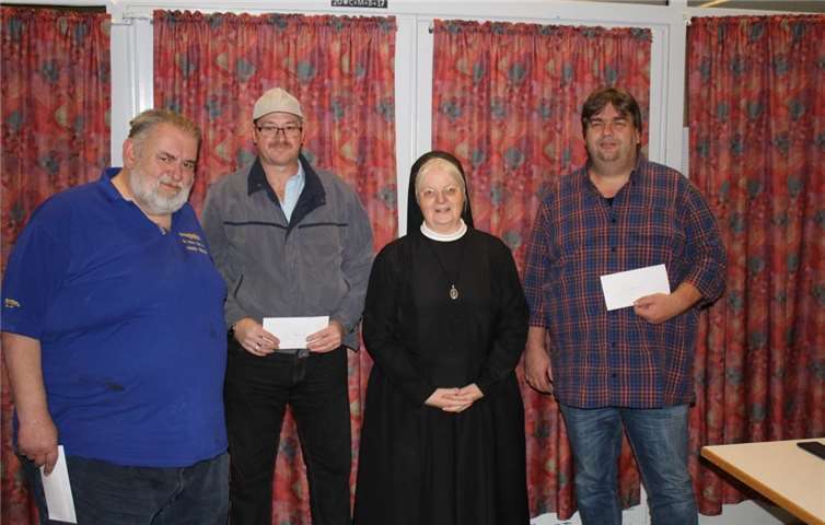 Schwester M. Felicitas gratuliert den Erstplatzierten. privat