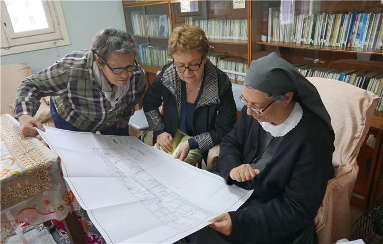 Schwester Maria, Generaloberin der Daughters of St. Mary und Leiterin des Salam Centers, erläutert Therese Schneider und Magdalena Mellinghoff (von rechts) die Baupläne.Foto: Heribert Frieling