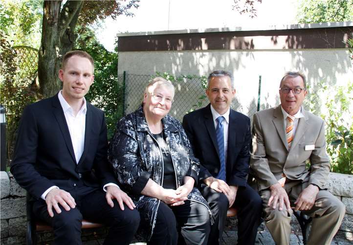 Schwester Marianne Meyer vom Vorstand der Marienhaus Stiftung und Geschäftsführer Marc Gabelmann (2.v.r.) verabschiedeten Einrichtungsleiter Siegfried Hartinger (r.) und begrüßten Georg Gellermann.  Anja Loudovici