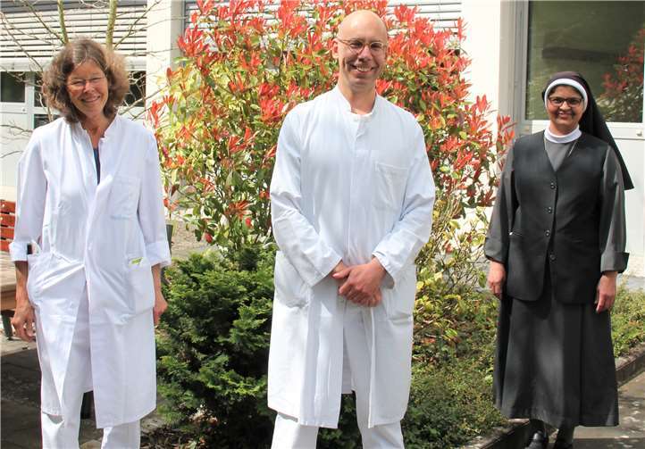Schwester Reji Vazhakalayil (rechts) freut sich mit Dr. Thomas Lepping, Chefarzt Akutgeriatrie und Frührehabilitation, Alterstraumatologie (Mitte) und Dr. Diana Peters, Oberärztin Geriatrie (links) über die volle Weiterbildungsbefugnis. Foto: privat