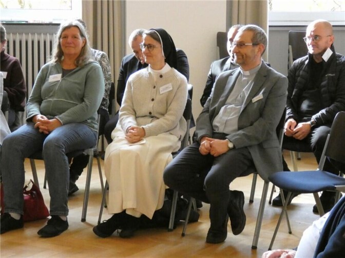 Bestärkung im Glauben und im Miteinander  Schwester Scholastika Jurt (Mitte) vom Kloster Arenberg in Koblenz sprach im Rahmen der dritten Synodalversammlung im Pastoralen Raum Maifeld-Untermosel über das Thema „Hoffnung“. Fotos: Pastoraler Raum Maifeld-Untermosel/Angela Hübner