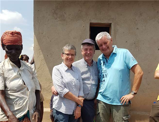 Schwester Uta Düll vom Buschkrankenhaus in Ruanda kümmert sich auch mit röhrig-forum Unterstützung um coronainfizierte Personen, die isoliert in den umliegenden Hütten wohnen und auf Versorgung mit Lebensmitteln angewiesen sind.