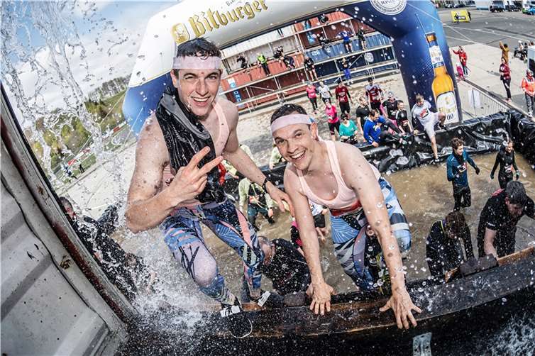 Schwierige und teils nasse Hindernisse nahmen den Teilnehmern nicht den Spaß am StrongmanRun.