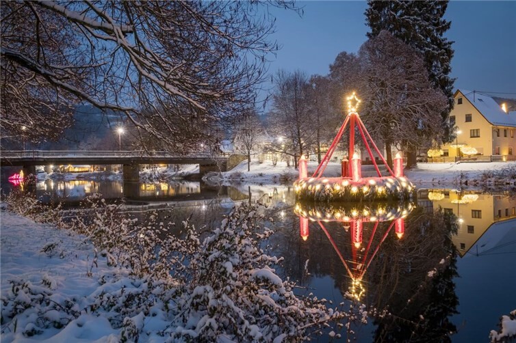 Schwimmender Adventskranz im Weihnachtsdorf Waldbreitbach.Fotos: Andreas Pacek 