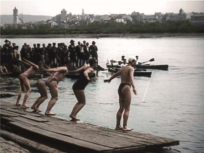 Schwimmer in Neuwied im Jahre 1925. Foto: Hermann Rheindorf