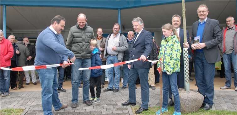 Schwimmmeister Maik Schwarz griff zur Schere, das Bäumchen ist ein Geschenk von Landrat Kaul und Bürgermeister Breithausen.