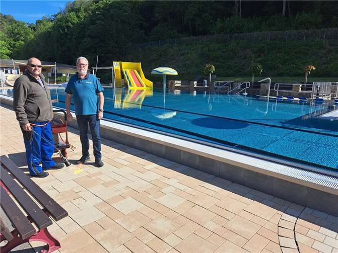 Schwimmmeister Michael Woischwill (links) und der Erste Beigeordnete Peter Schneider und freuen sich: Das Freibad Sayn ist bereit für den Saisonstart. Foto: privat