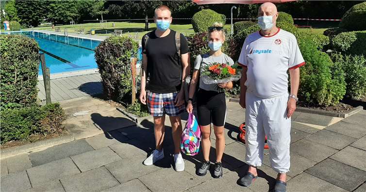 Schwimmmeister Wilfried Schmitt hat Joeline Ollig und Finn Bruns als erste Gäste mit einem Blumenstrauß willkommen geheißen.Foto: VGV Rhein-Mosel